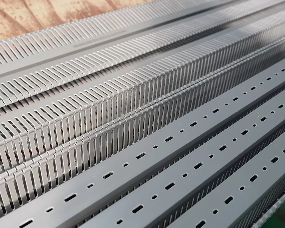 Hva er temperaturmotstandsområdet til den flammehemmende kabelbakken i PVC inne i distribusjonsskapet?